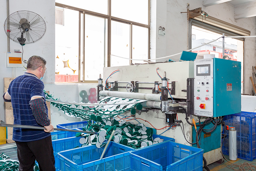 Punzonadora automática de discos de velcro no tejidos Produce el material para la fabricación de discos de velcro no tejidos, con salida automática; el trabajador solo necesita empaquetar los productos terminados.