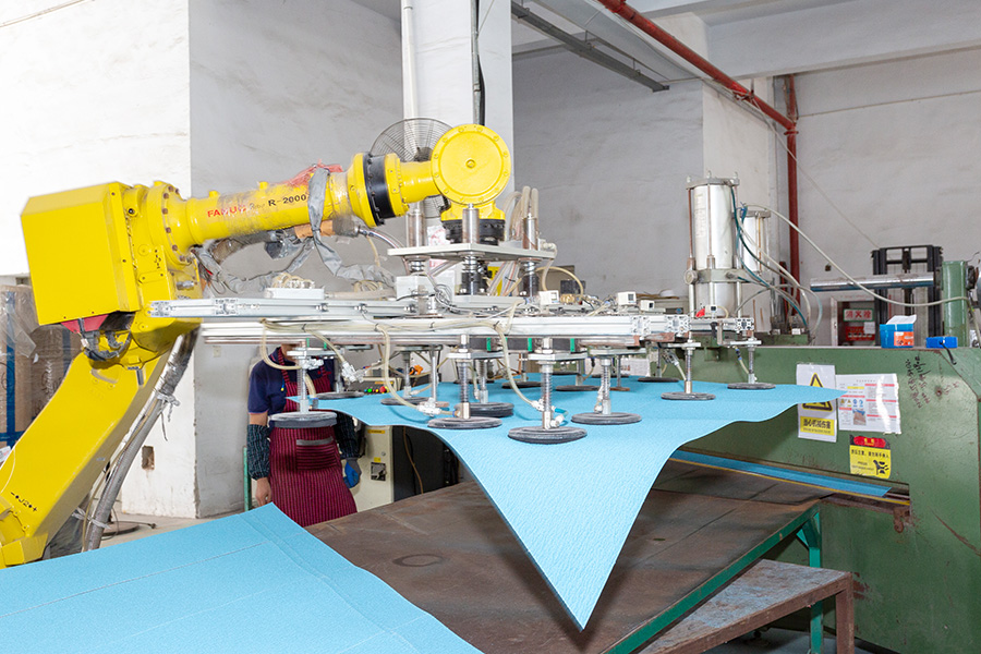 Robot de corte Este es el robot de corte, el primer paso para fabricar la banda de lija, que corta automáticamente el rollo jumbo a la longitud necesaria y luego lo traslada al siguiente paso.