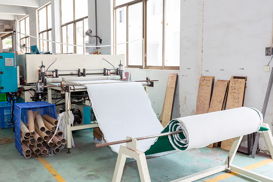 Máquina de alimentación para la producción de discos de velcro Esta máquina alimenta el material de papel de lija enrollado semielaborado a la punzonadora, para dar al disco de lijado de velcro la forma y el tamaño necesarios.