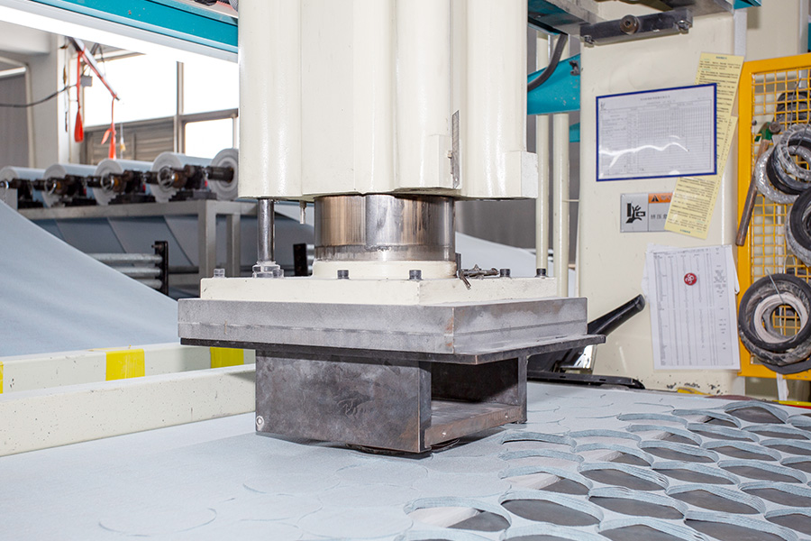 Línea de producción de punzonado de papel de lija totalmente automática Máquina automática de corte de papel de lija, el equipo para producir nuestro producto estrella: el disco de lijado de velcro, de alto rendimiento, 10 piezas por punzada, gama completa y tamaños precisos.