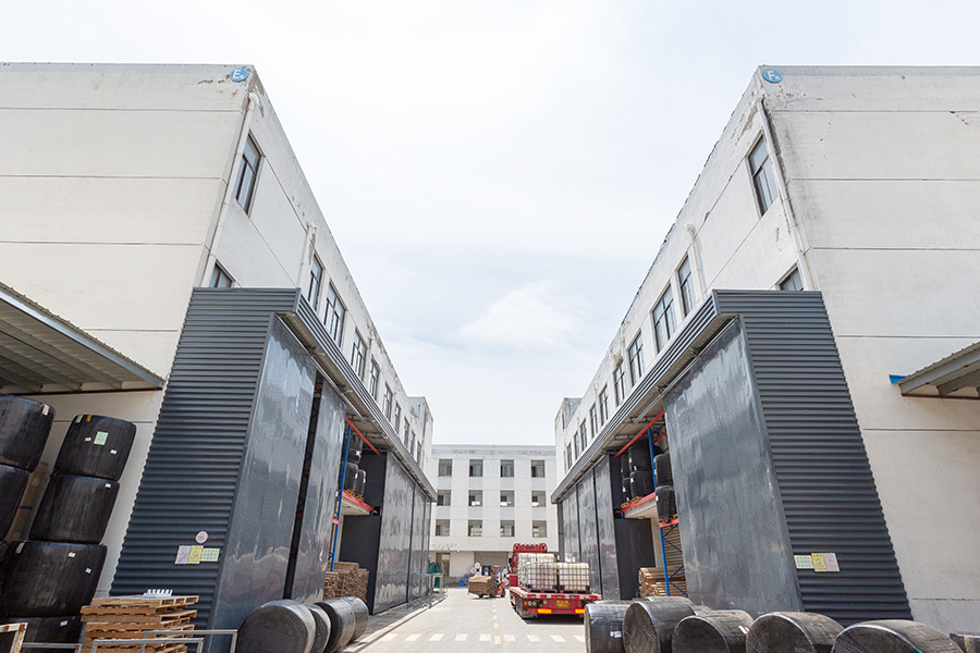 Taller y almacén de la fábrica de Jufeng Edificio de la fábrica, patio y almacén de Suzhou Jufeng Abrasives, que produce papel de lija, discos de lijado, bandas de lija, discos de velcro, discos de corte, almohadillas no tejidas y discos de láminas.
