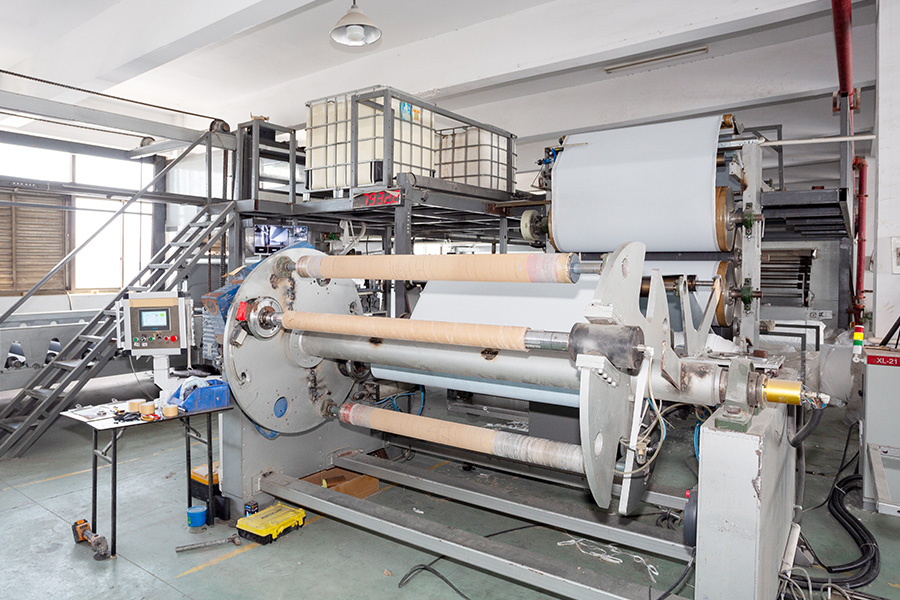Parte de la línea de producción compuesta de franela para el reverso del papel de lija (2) La máquina enrolladora para el material terminado de la composición de franela para el reverso del papel de lija. Este será el material para producir discos de lijado de velcro.