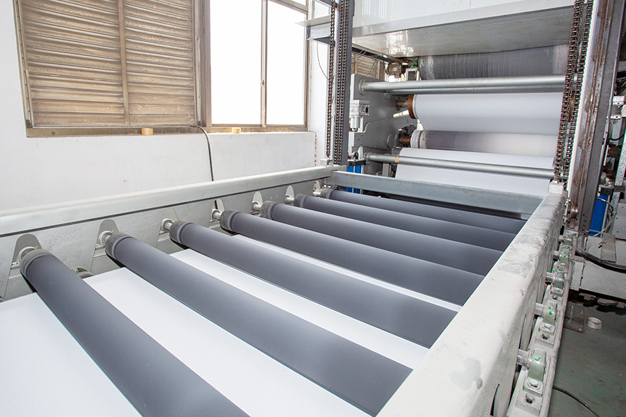 Parte de la línea de producción compuesta de franela para el reverso del papel de lija Parte de la máquina compuesta de franela para el reverso del papel de lija, que aplica presión a la pelusa y al papel de lija para que se adhieran firmemente.