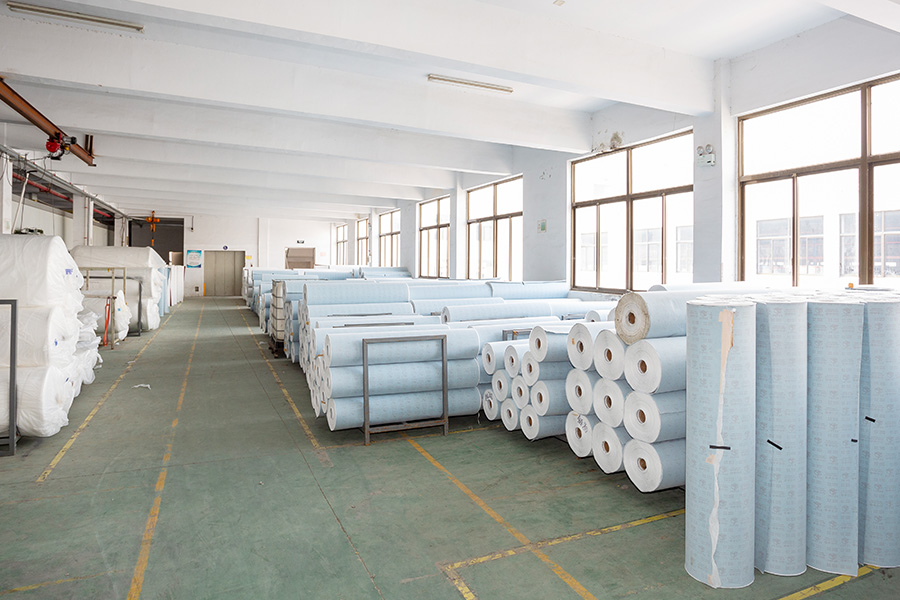 El primer almacén de materiales Este almacén guarda la mayor parte del material de franela y parte de los rollos jumbo abrasivos.