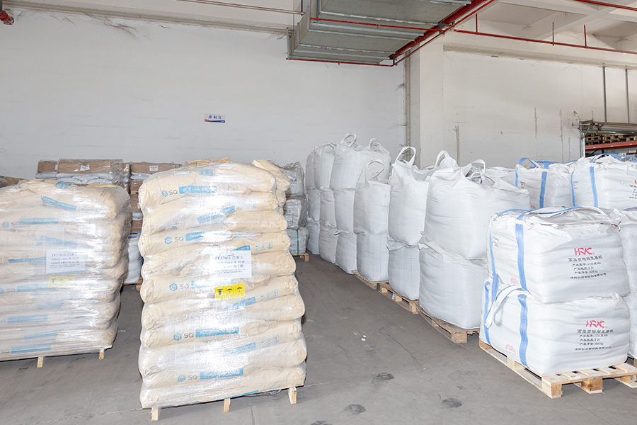El segundo almacén de materiales Este almacén guarda la resina del material y el grano abrasivo. Solo compramos resina de buena calidad y abrasivos de primera clase.