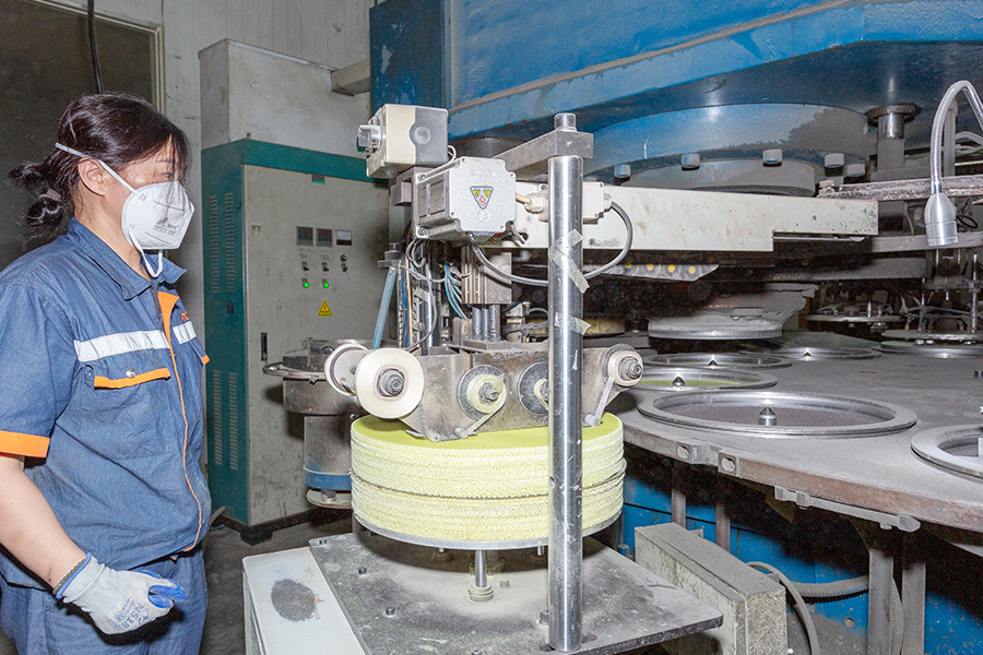 máquina para la producción de discos de corte Esta máquina coloca automáticamente las mallas de fibra de alta resistencia a la tracción en el molde, lo que hará que nuestros productos sean fuertes y seguros. Normalmente, el disco de corte tiene doble malla y el disco de desbaste tiene tres mallas, o según los requisitos del cliente.