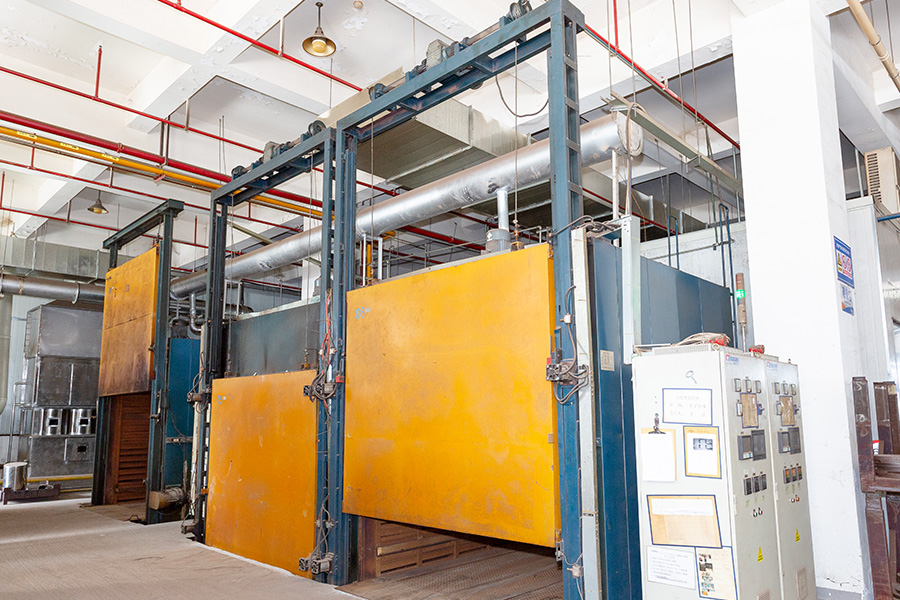 vista cercana del horno Este horno cuenta con control electrónico de temperatura y sigue los requisitos técnicos de Alemania. Garantiza que los productos sean afilados y tengan una larga vida útil.