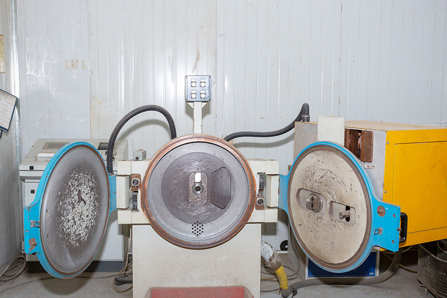 máquina de prueba abierta Esta máquina prueba la velocidad de rotación de los discos de corte y desbaste para garantizar que nuestros productos sigan siendo seguros cuando operan a 80 m/s.