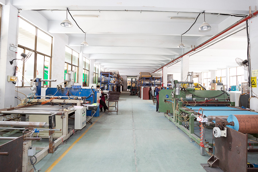 línea de producción para bandas de lija Este es el primer paso de la línea de producción para fabricar bandas de lija: cortar el rollo jumbo a la longitud y anchura necesarias.