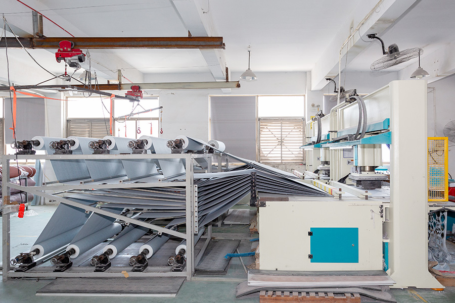 línea de producción de discos de lijado Máquina múltiple que alimenta 10 rollos de material a la vez, aumentando la eficiencia de trabajo y el rendimiento; una punzada termina 10 piezas de discos de lijado como el A 275 y otros tipos de discos de velcro.