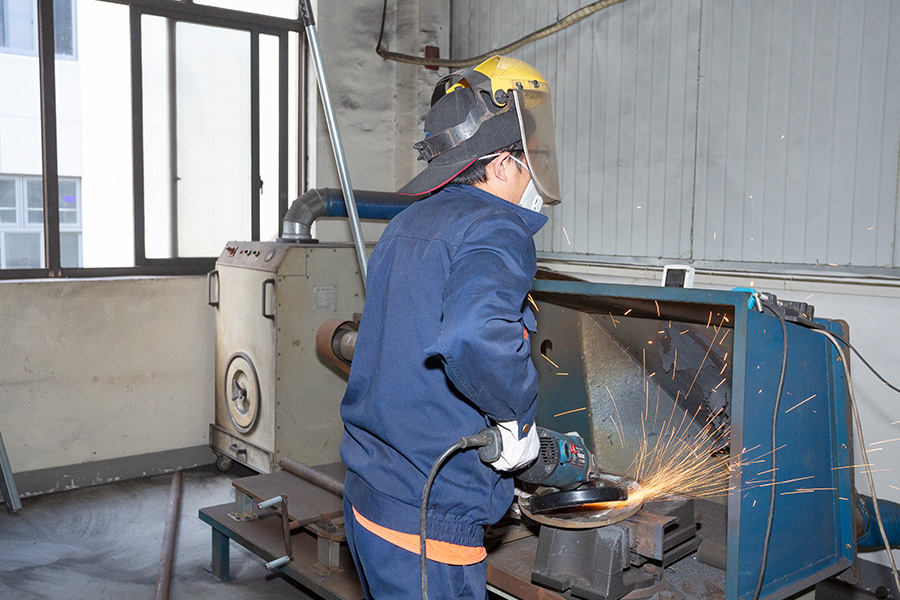 laboratorio de pruebas Este es el laboratorio de pruebas, donde el inspector utiliza una amoladora angular de alta potencia para probar los productos; solo los productos aptos pueden salir de la fábrica.