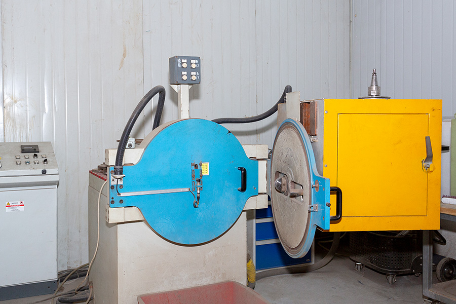 máquina de prueba de discos de corte y desbaste Esta máquina sirve para probar la velocidad de rotación de rotura de los discos de corte y desbaste. Es necesaria para el control de calidad y para garantizar la seguridad de nuestros productos.