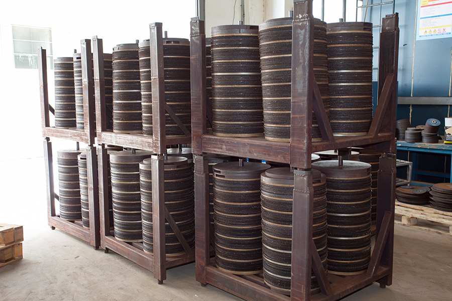 taller de discos de corte Aquí están los moldes, descargados de la línea de producción, confeccionando los discos de corte y desbaste para ser introducidos en los hornos.