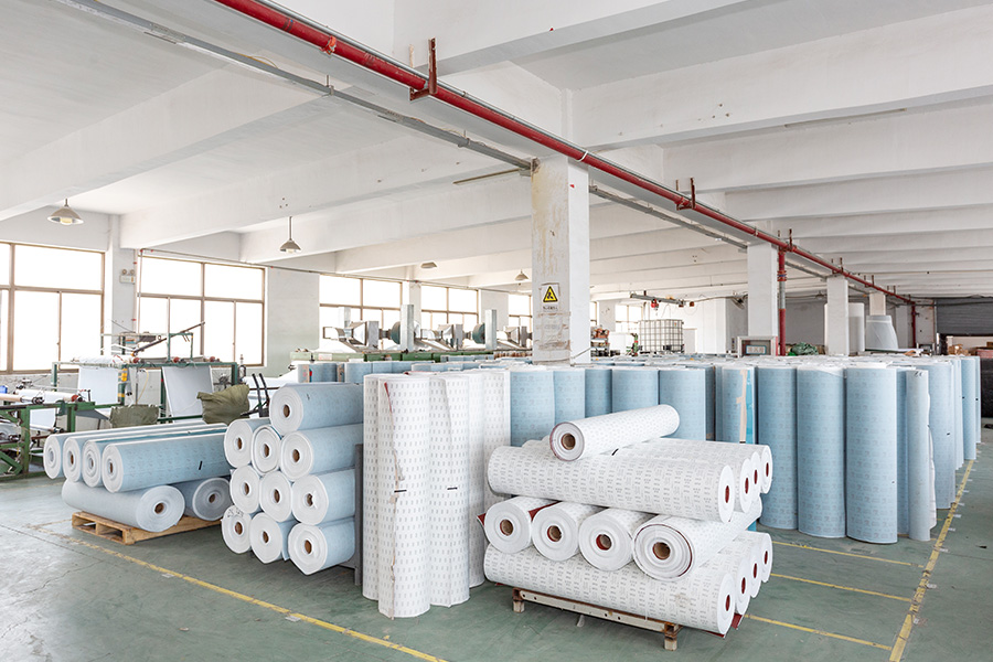 taller de discos de lijado Este es el taller para fabricar la composición de franela para el reverso del papel de lija; aquí se coloca el material de un día de rollos jumbo y franela.